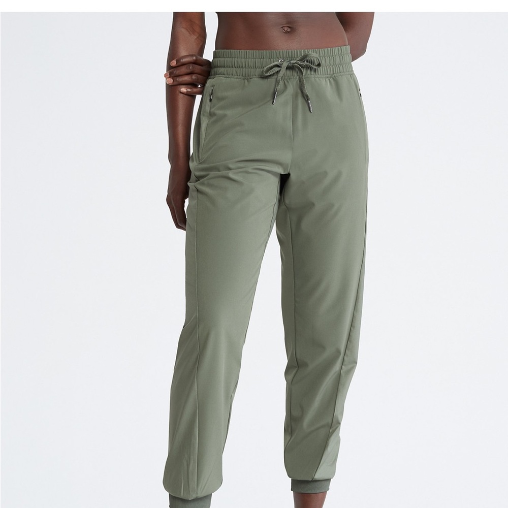 Calvin Klein women’s performance woven joggers